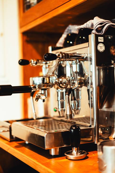 Siebträgermaschine an der Theke